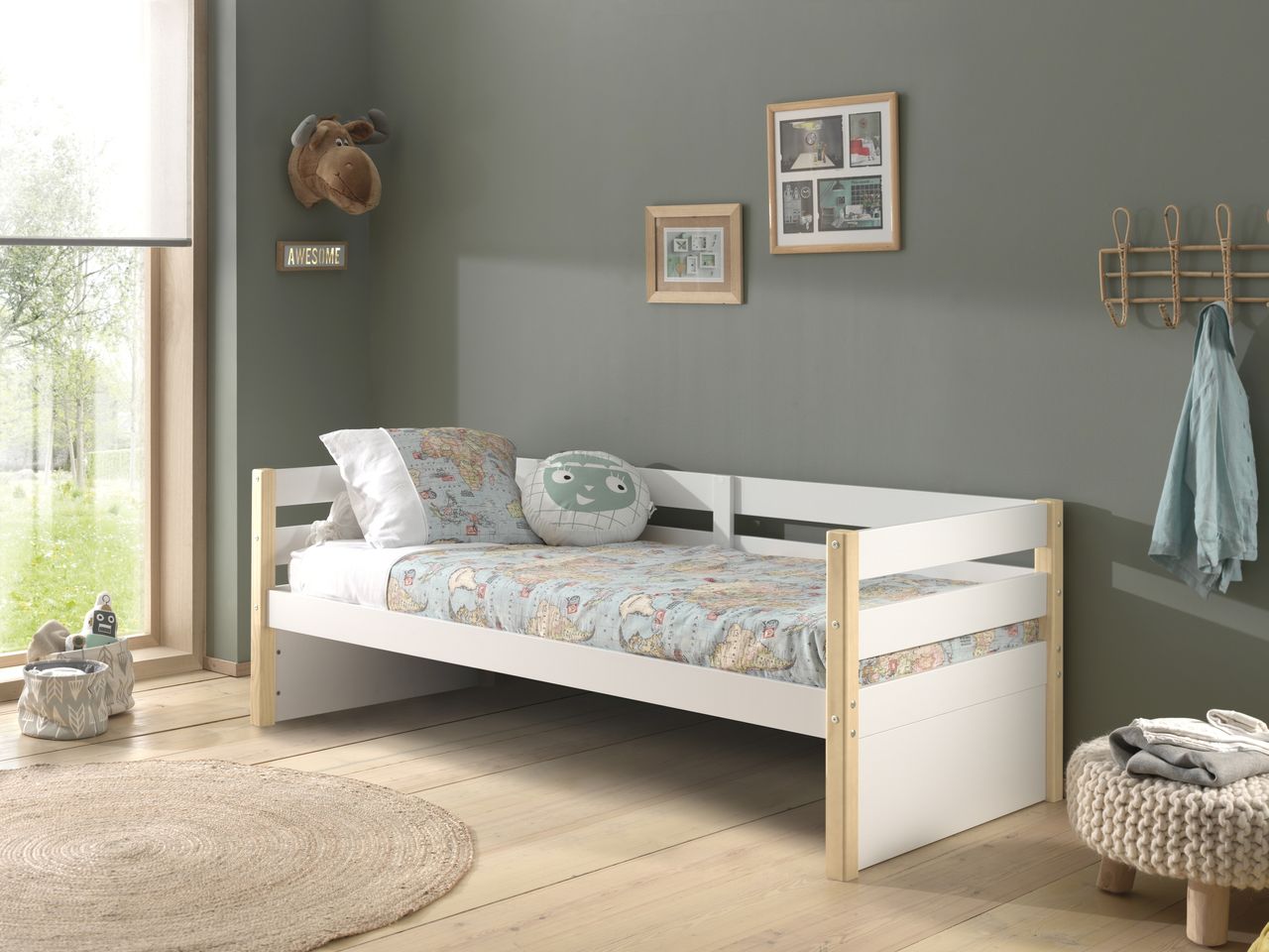 VIPACK Kojen Bett Margrit mit Umrandung u. Rolllattenrost, Liegefläche 90 x 200, Ausf. Weiß lackiert, Bettpfosten Kiefer natur lackiert