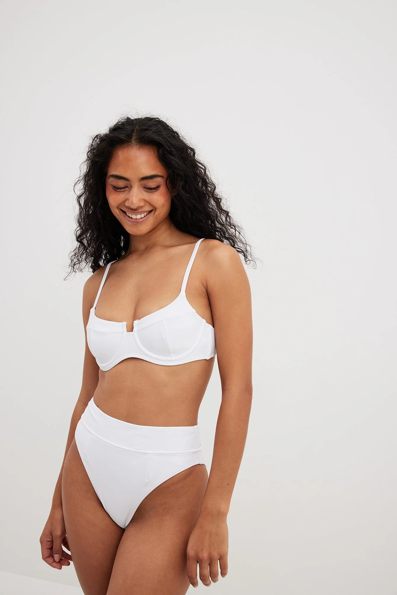 Bikini-Höschen mit hoher Taille und Nahtdetail