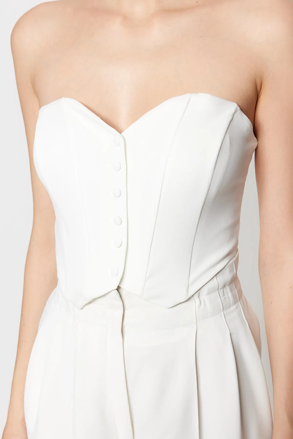 Trendyol Collection  Ecrufarbenes, bauchfreies, gefüttertes Bustier aus Webstoff TPRSS23BS00045