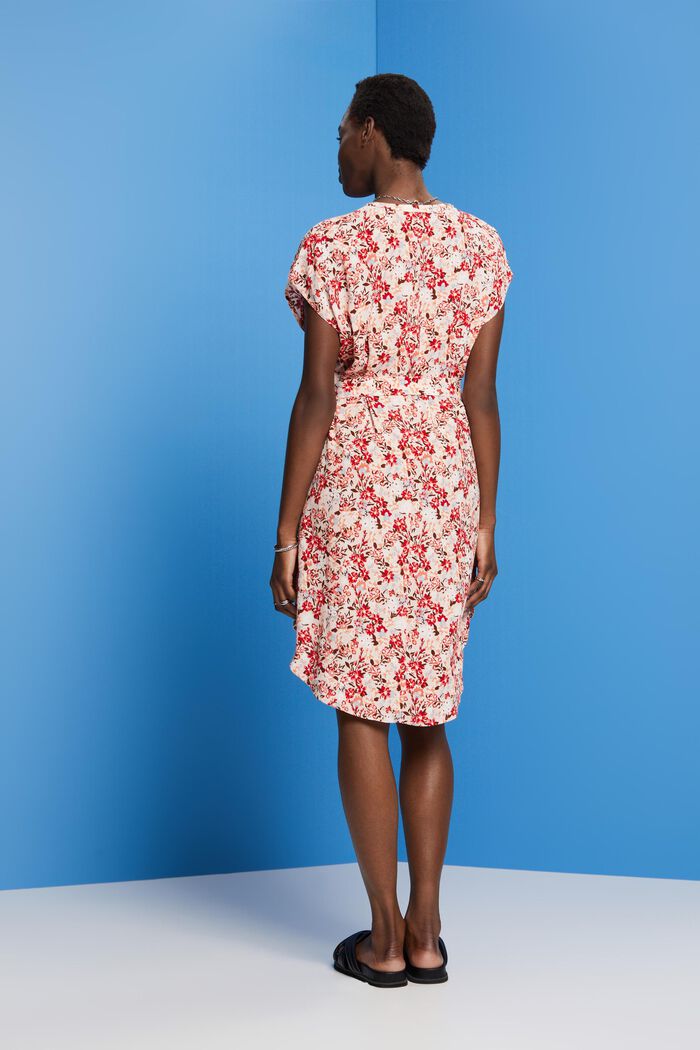 Kleid mit Gürtel und Crêpe-Effekt