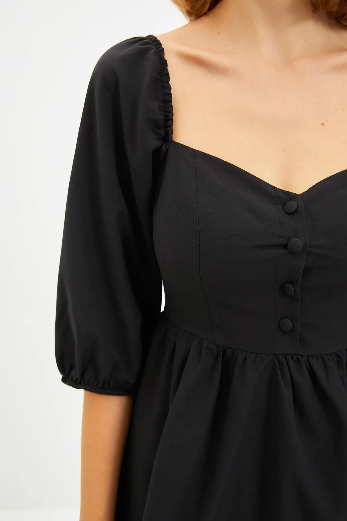 Trendyol Collection  Schwarzes Webkleid mit Mini-Taille und Ballonärmeln TWOAW22EL0210