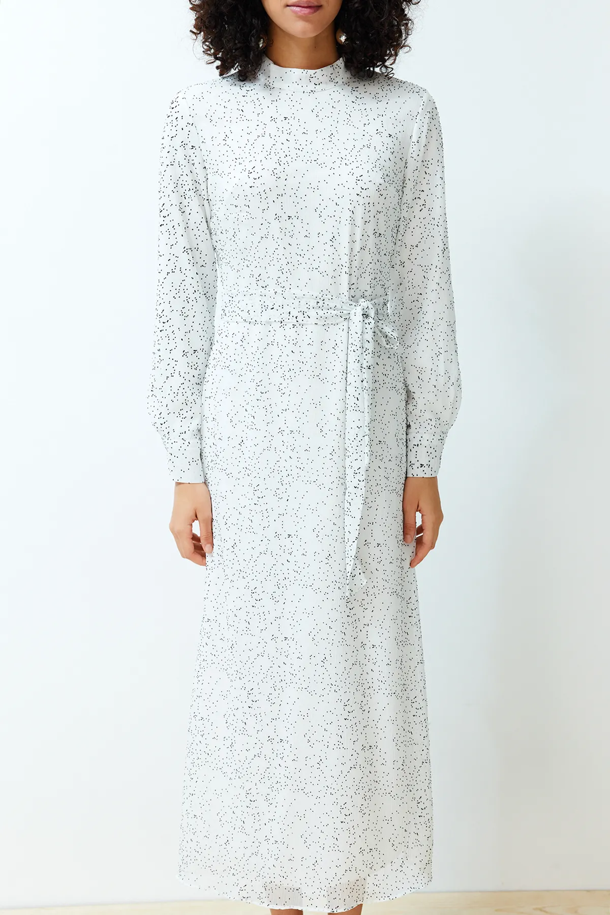 Trendyol Modest  Weißes, strukturiertes, hochwertiges, mit Polka Dots gefüttertes Webkleid TCTSS24EB00141