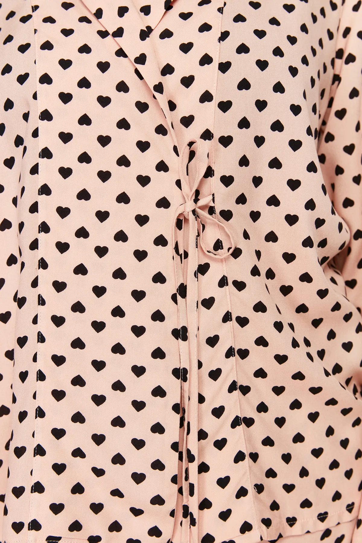 Trendyol Curve  Zweireihiges, gewebtes Pyjama-Set mit Polka Dot-Muster und zweireihigem Kragen TBBAW24AI00027