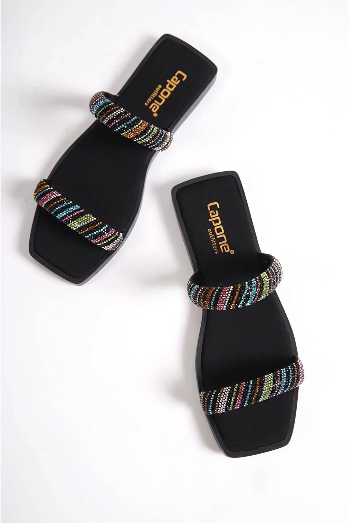 Capone Outfitters  Capone Blunt Toe Stone Banded Damenhausschuhe mit flachem Absatz