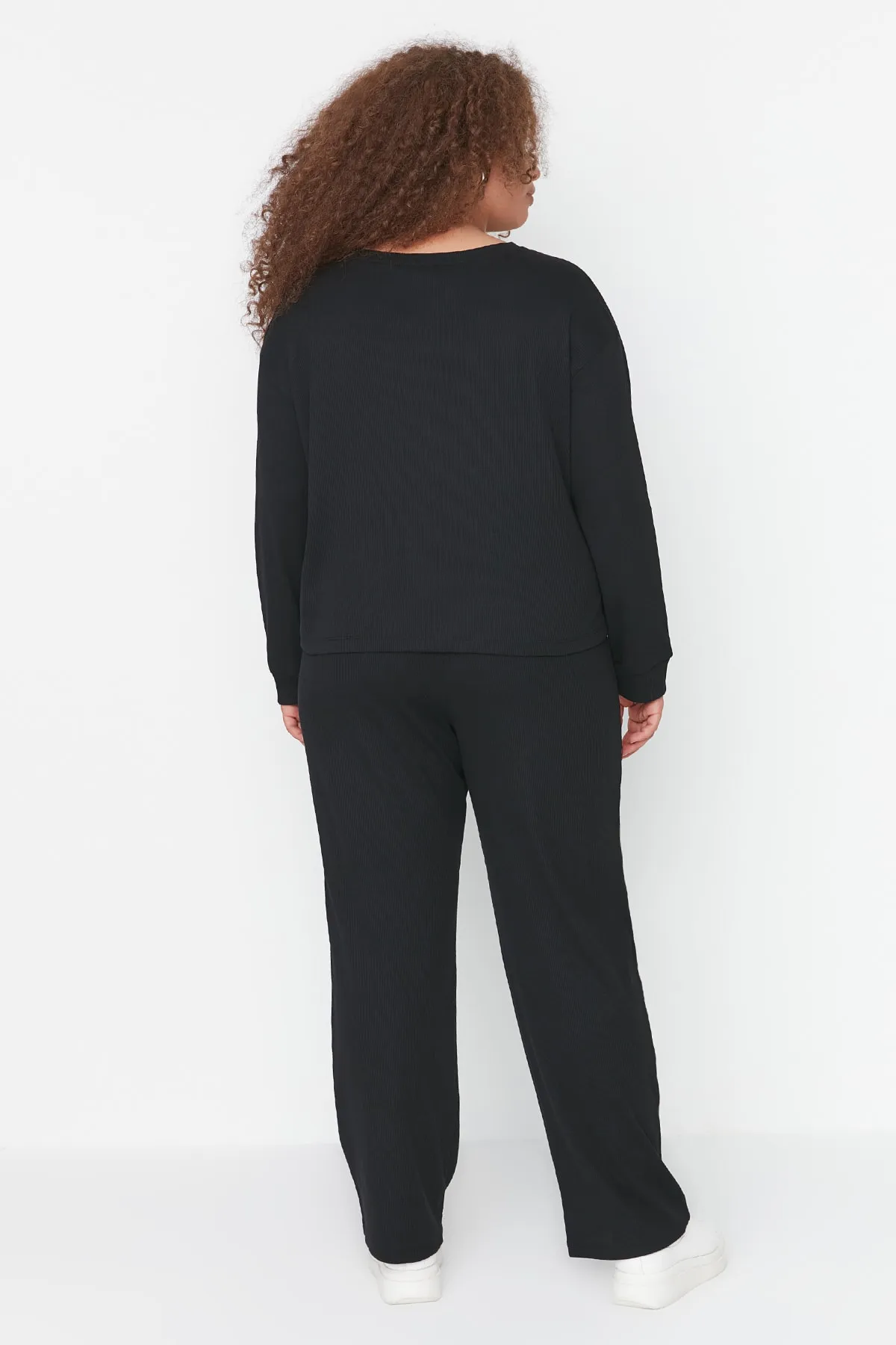 Trendyol Curve  Schwarzes gestricktes Pyjama-Set mit Rundhalsausschnitt