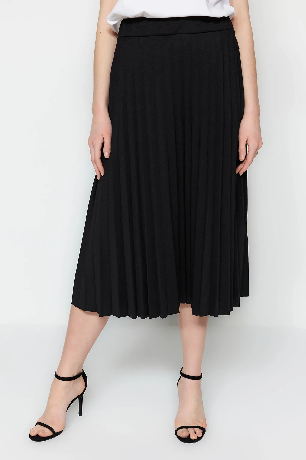Trendyol Collection  Schwarzer ausgestellter Midi-Plissee-Rock aus Crêpe-Strick mit hoher Taille TWOSS23ET00048