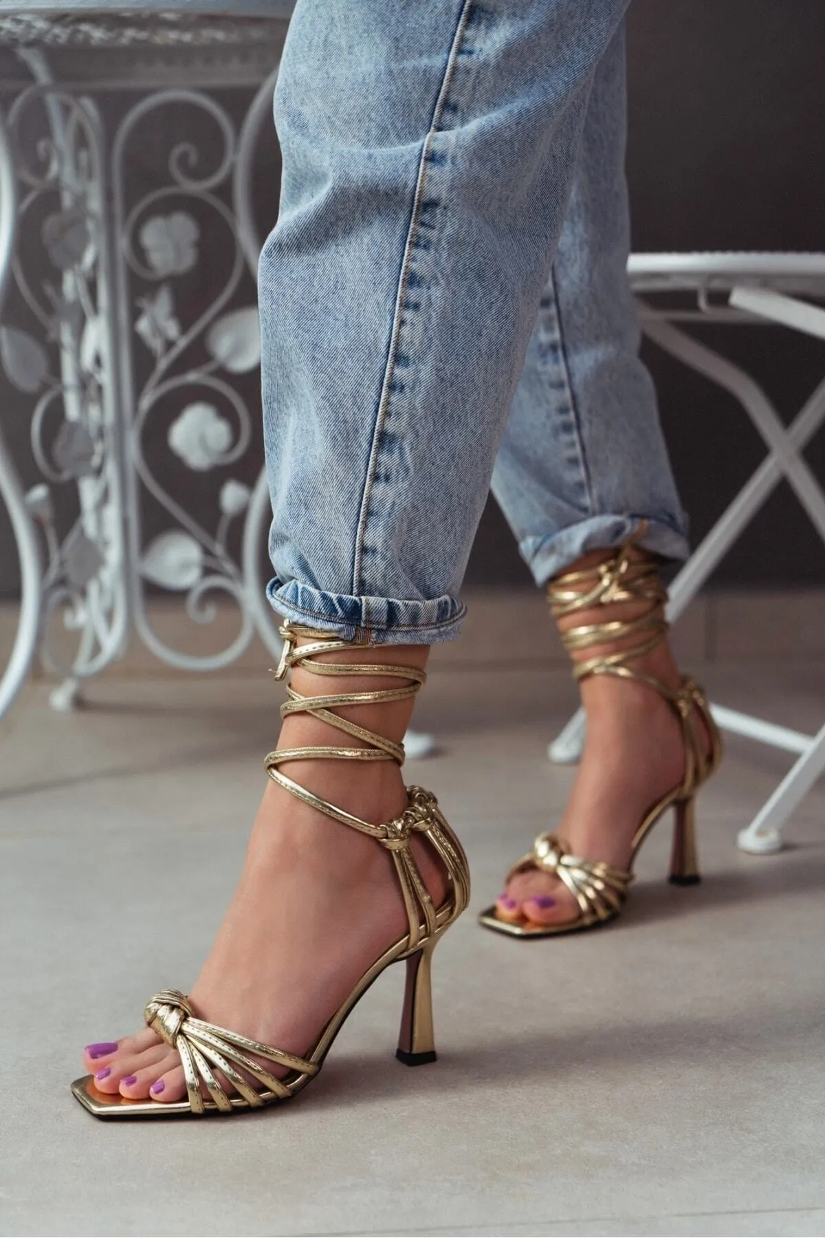NİŞANTAŞI SHOES  Lupine Metallic Gold Damen-Sandalen mit Knöchelriemen und Absatz