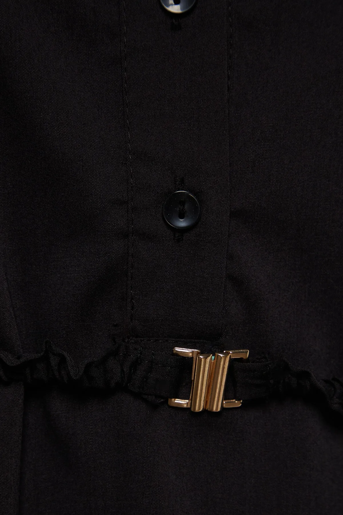 Trendyol Modest  Schwarzes, gewebtes Kleid mit halber Knopfleiste und hohem Kragen und Gürtel TCTAW24EB00091