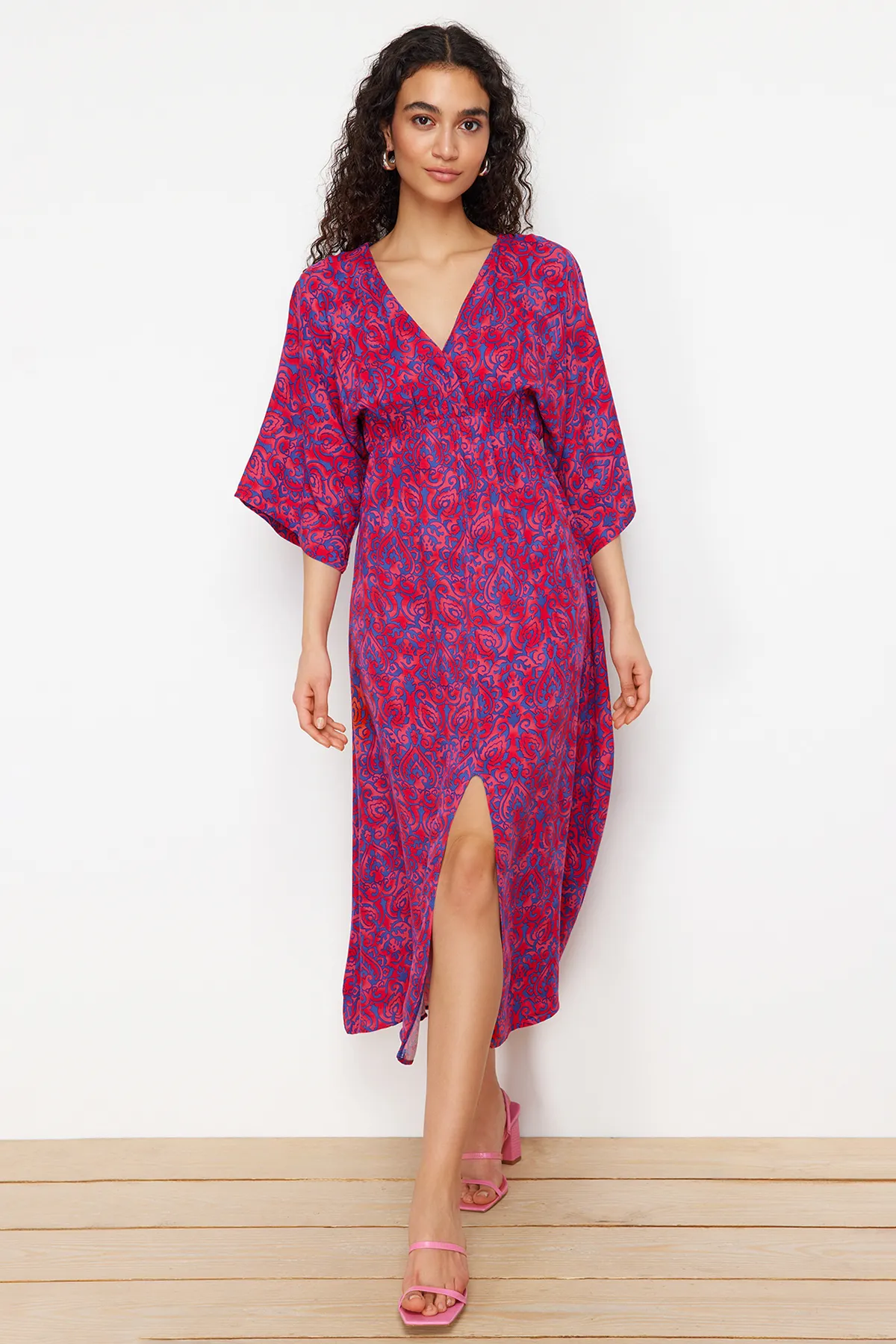 Trendyol Collection  Fuchsiafarbenes A-Linien-Midikleid aus Webstoff mit Blumenmuster, Zweireiher-Kragen TWOSS24EL00913