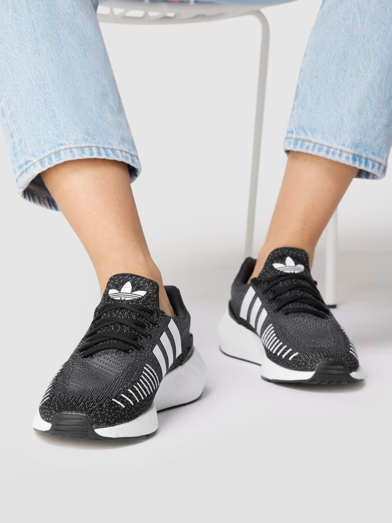 Sneaker mit Logo-Streifen in schwarz