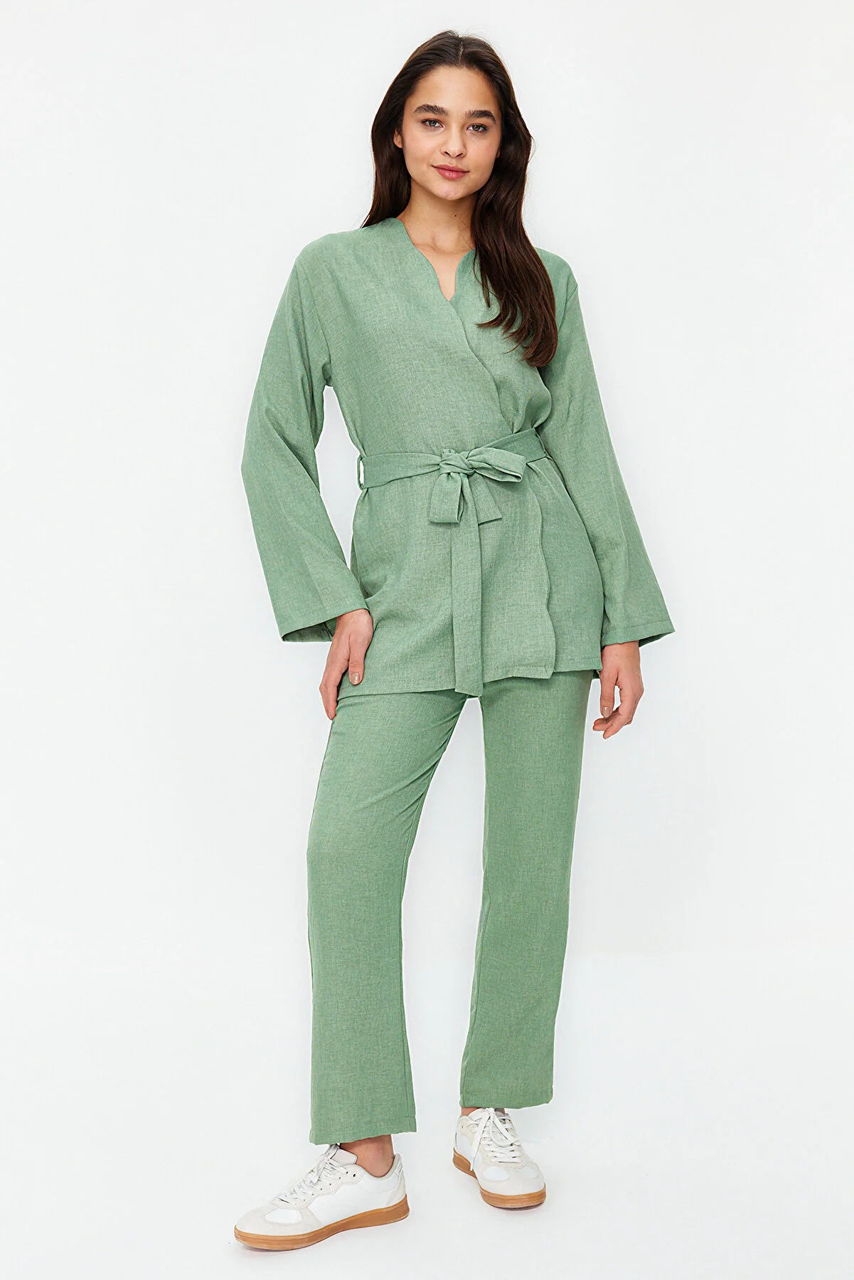 Trendyol Modest  Khakifarbenes Kimono-Hose-Set in Leinenoptik mit Gürtel, gewebter Unterteil und Oberteil TCTSS24US00005