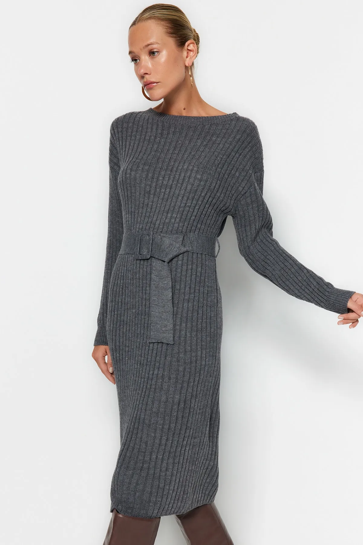 Trendyol Collection  Anthrazitfarbenes Mini-Strickkleid mit Gürtel TWOAW23EL00444