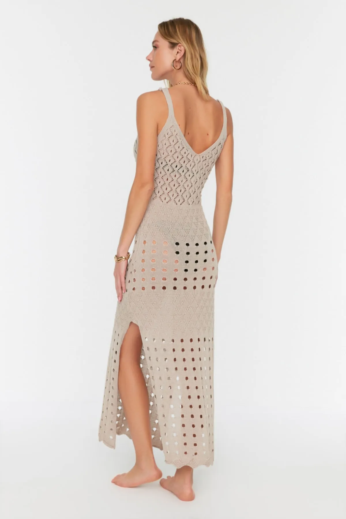 Trendyol Collection  Beiges, tailliertes Maxi-Strandkleid mit Strickschlitz und Strickoptik TBESS22EL2917