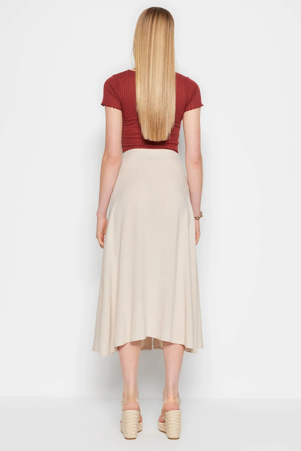 Trendyol Collection  Nerzfarbener Midirock aus Viskosestoff mit gewebten Knöpfen TWOSS23ET00054