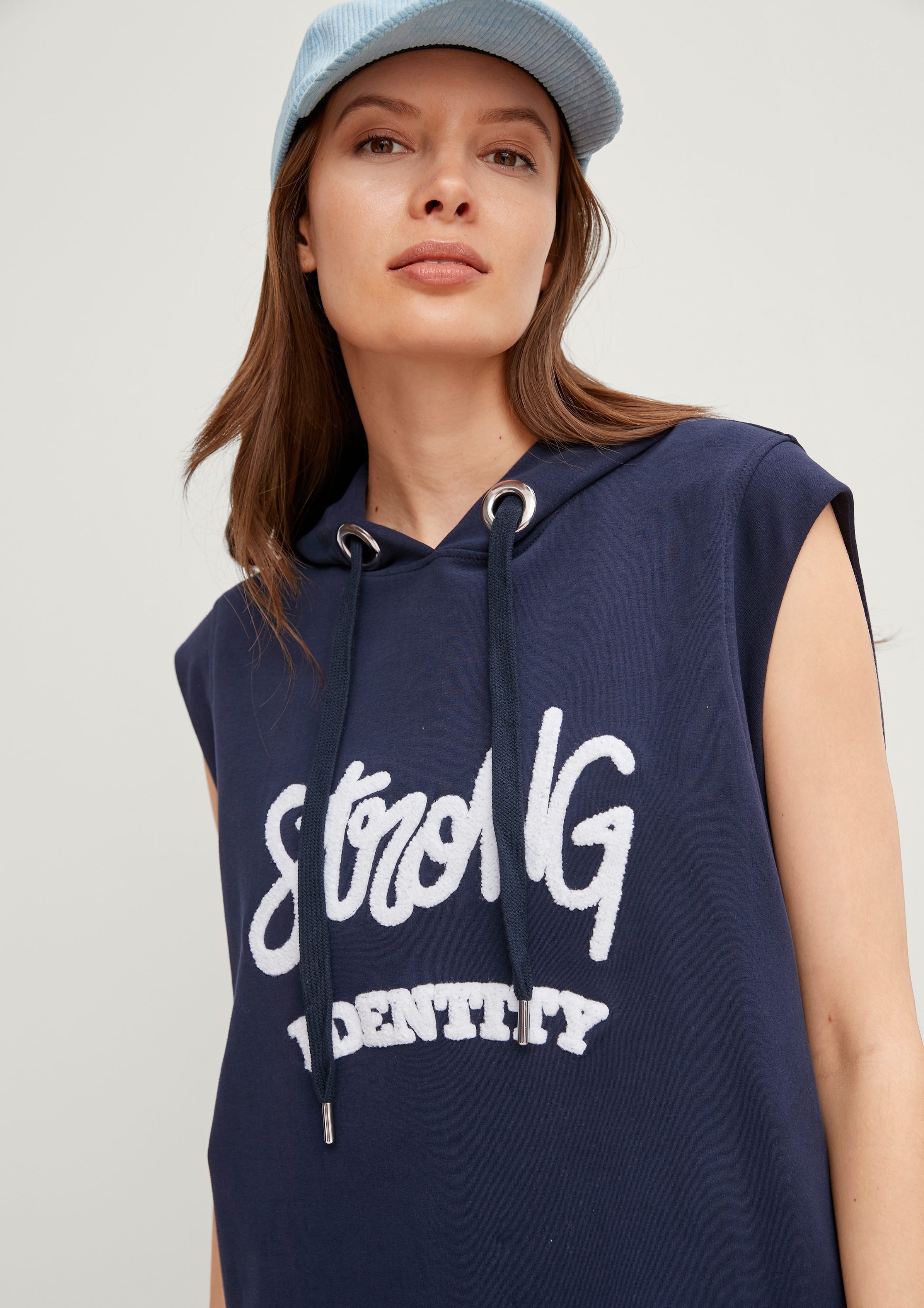 comma casual identity Minikleid Sweatkleid mit gesticktem Schriftzug Stickerei