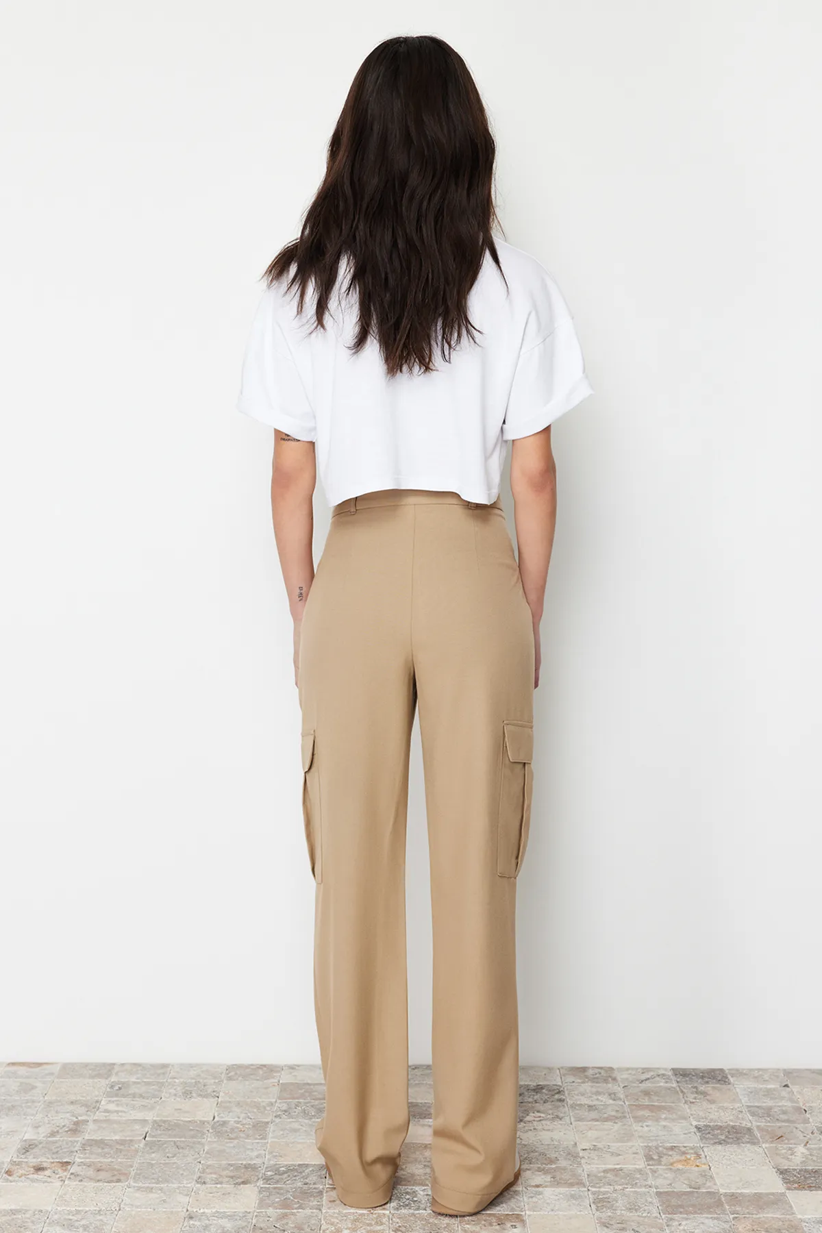Trendyol Collection  Nerzfarbene, gerade/gerade geschnittene Cargo-Hose mit Taschen TWOSS24PL00044
