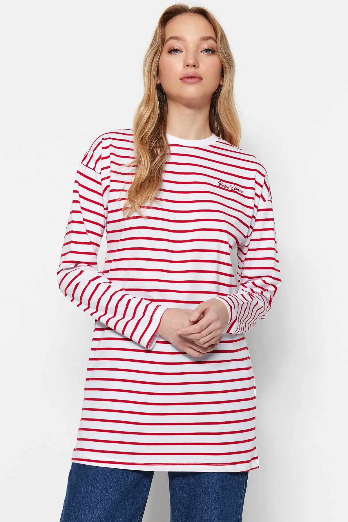 Trendyol Modest  Rote gestreifte Stricktunika mit Stickereidetail TCTSS23UK00034