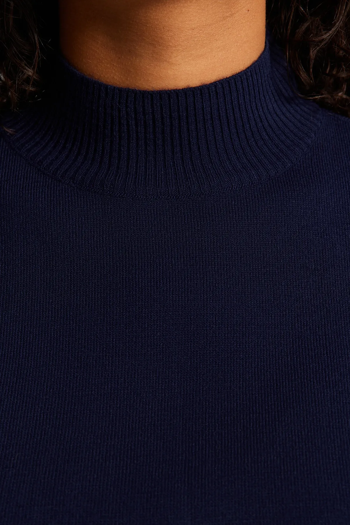 Trendyol Curve  Marineblauer Farbblock-Strickpullover TBBAW24AN00017