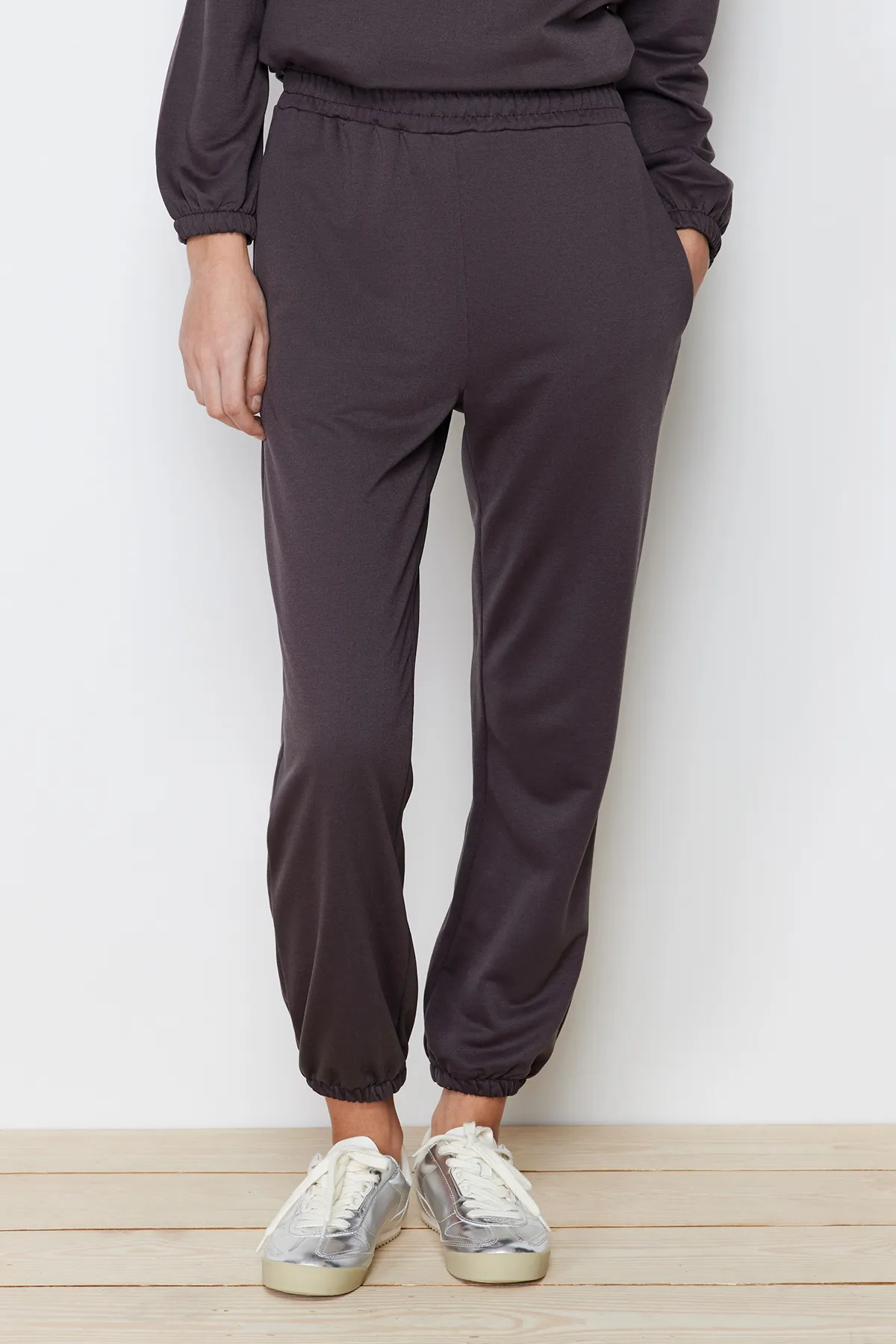 Trendyol Modest  Anthrazitfarbenes Strick-Trainingsanzug-Set mit hohem Kragen und Kordelzug und Reißverschluss TCTAW22EN0051