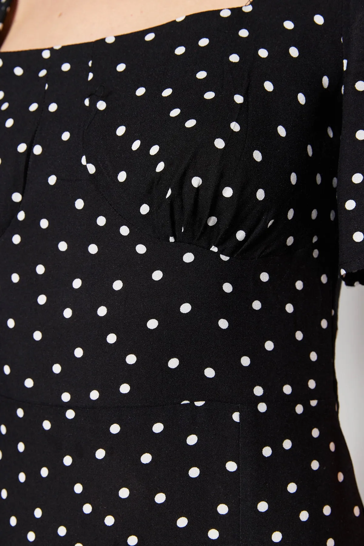 Trendyol Collection  Schwarzes A-Linien-Midikleid aus gewebter Viskose mit Muster TWOSS23EL00487