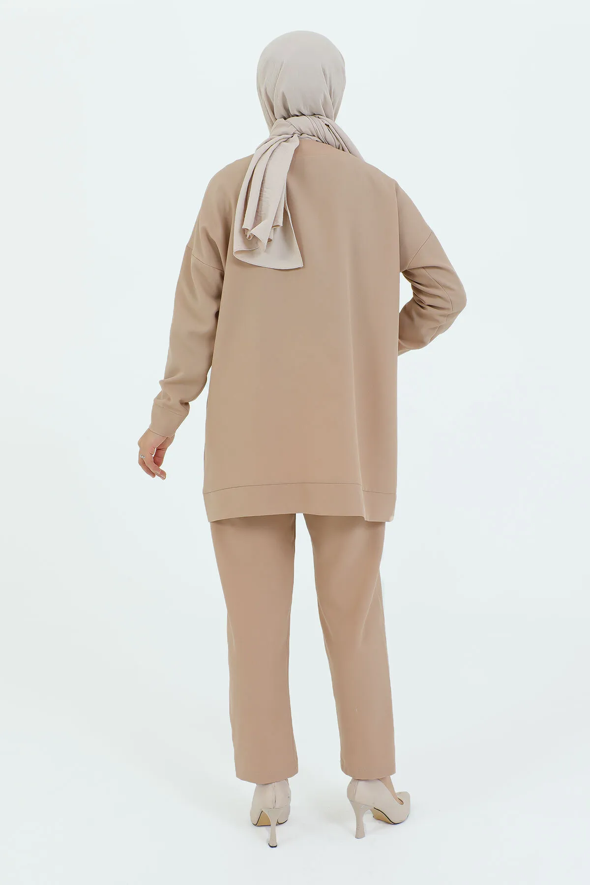 Tesettür Dünyası  V-Ausschnitt, geknöpfter Doppelanzug mit Taschen TSD231218 Beige