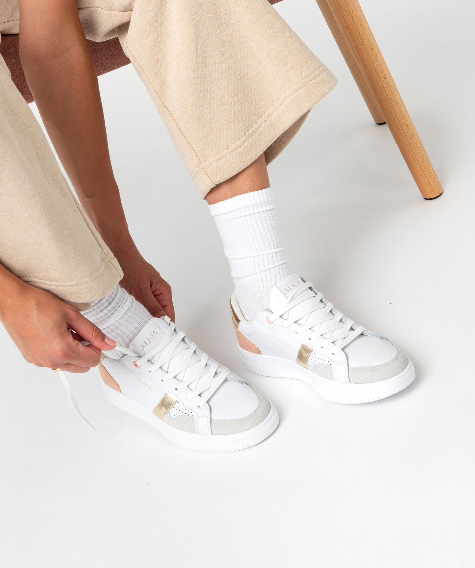 Baskets dessus cuir avec touches métallisées femme - Alma blanc | GEMO