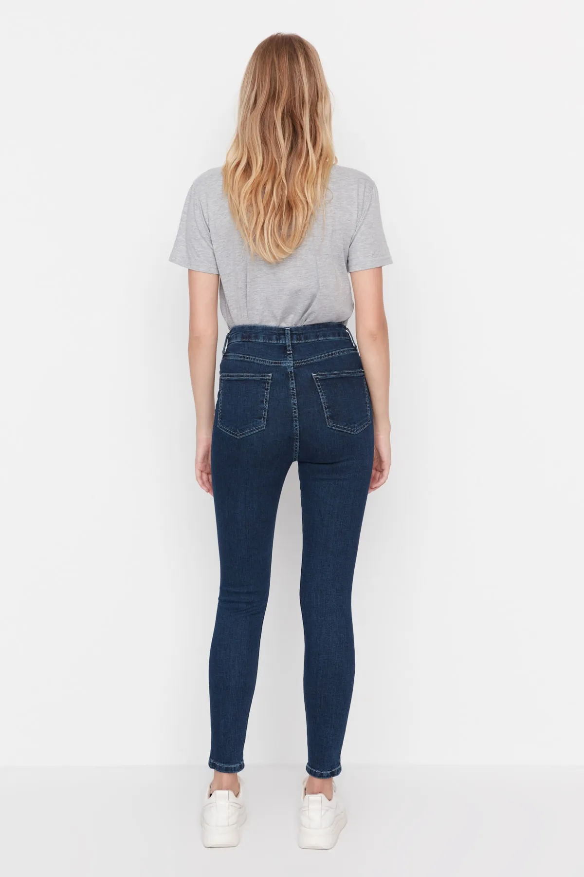 Trendyol Collection  Dunkelblaue Skinny Jeans mit Kontrastnähten und hoher Taille TWOAW23JE00443