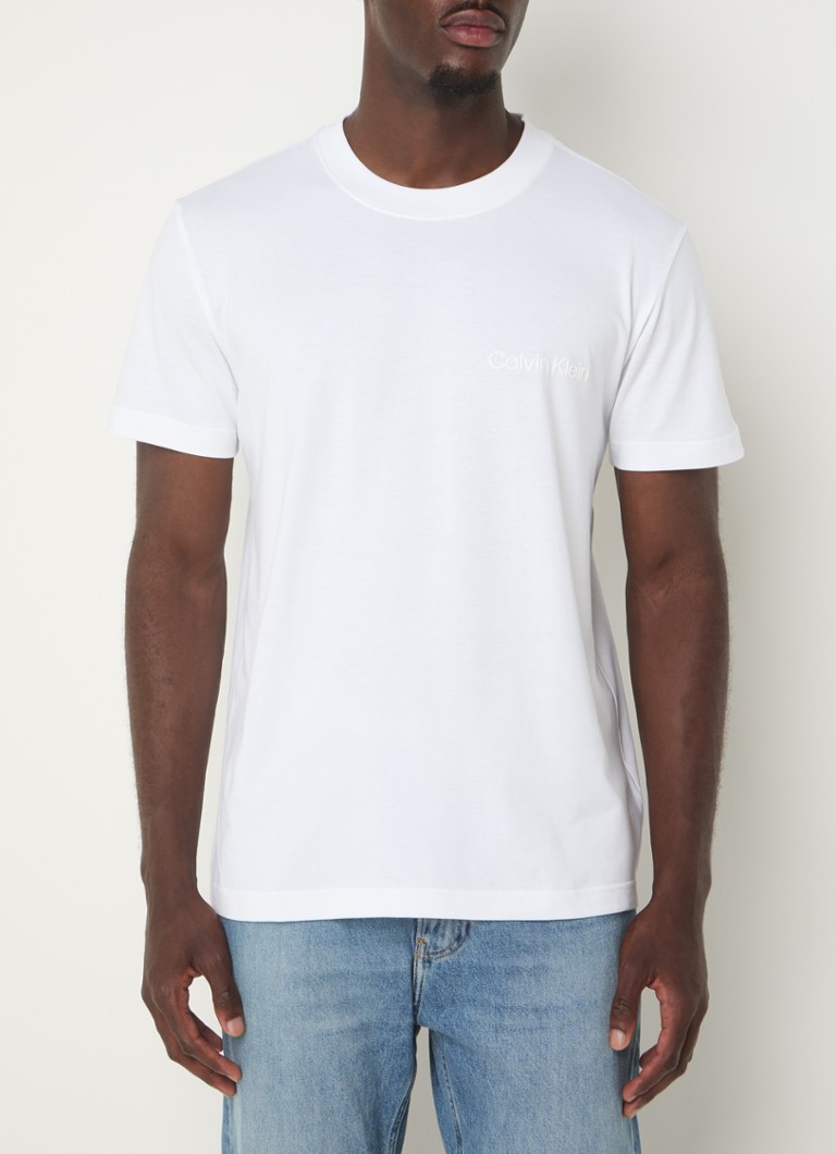 Tricou Calvin Klein cu sigla companiei.