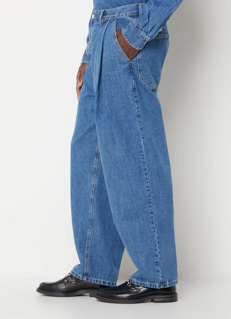 Calça jeans Drew da Frankie Shop, modelagem folgada e lavagem média.