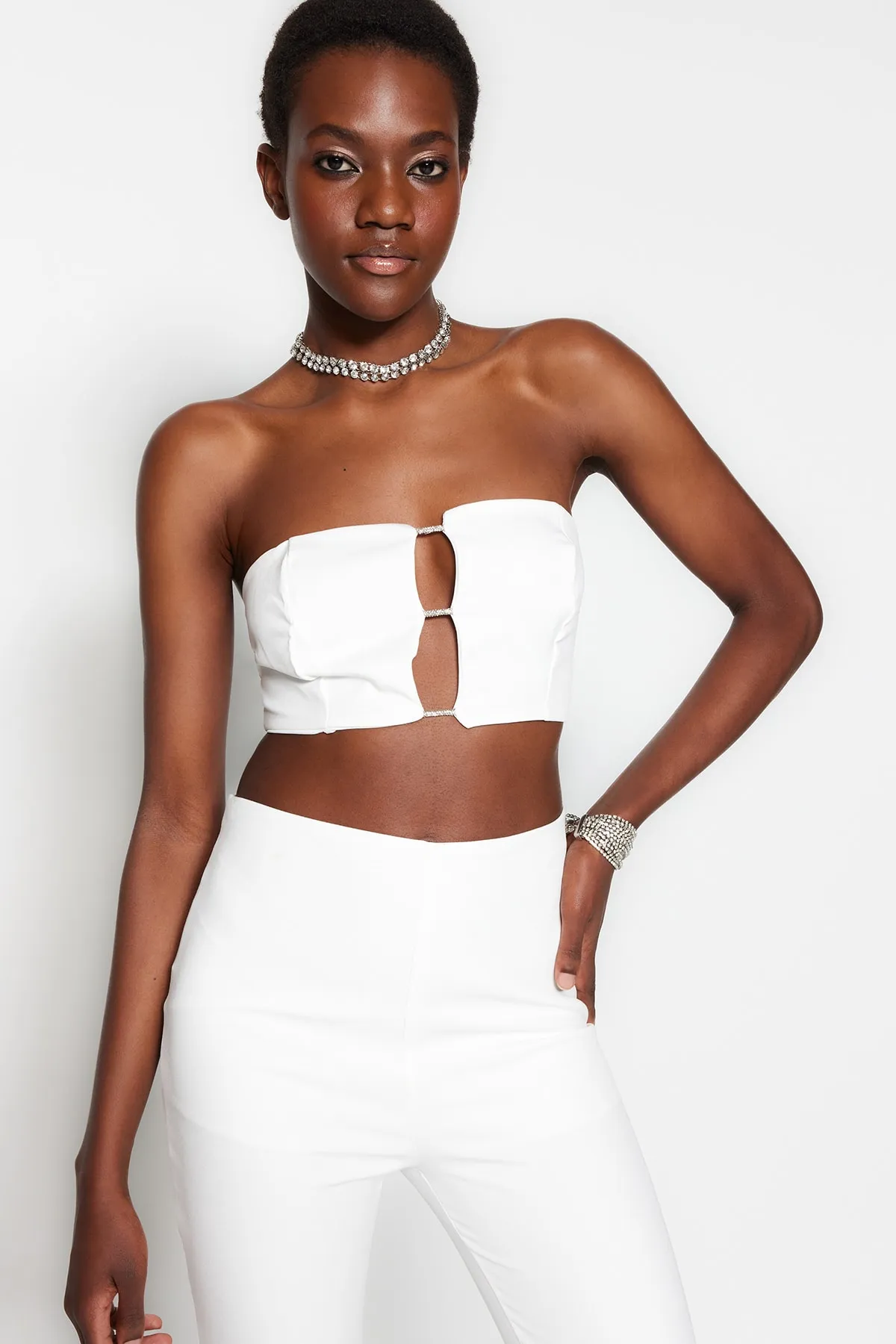 Trendyol Collection  Ecrufarbenes, bauchfreies, gefüttertes, gewebtes, glänzendes Stein-Bustier mit Fenster/Ausschnitt und detailliertem Ausschnitt TPRSS23BS00026