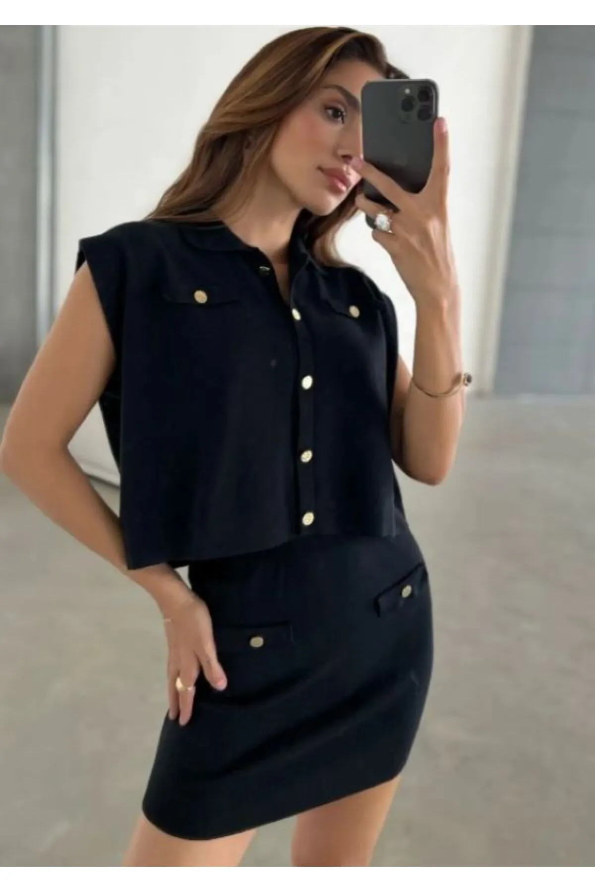 Laluvia  Schwarzes, cremefarbenes Set aus Crop-Top und Unterteil mit Polokragen und Perlenknopfrock