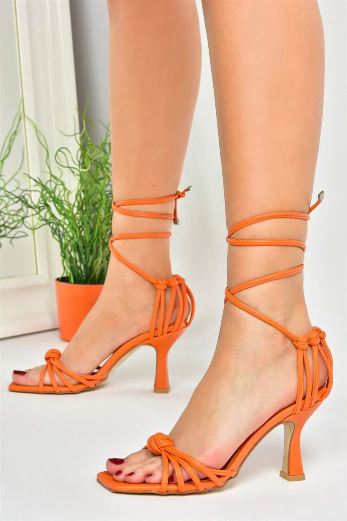 Fox Shoes  Orangefarbene Damenschuhe mit dünnem Absatz und Knöchelriemen M427001909