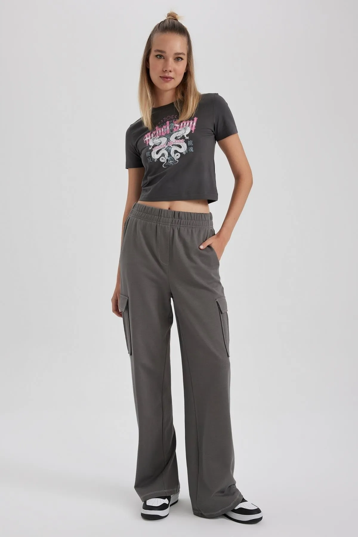 DeFacto  Coool Straight Fit Jogginghose aus dünnem Stoff mit Cargo-Tasche A7454ax23sm