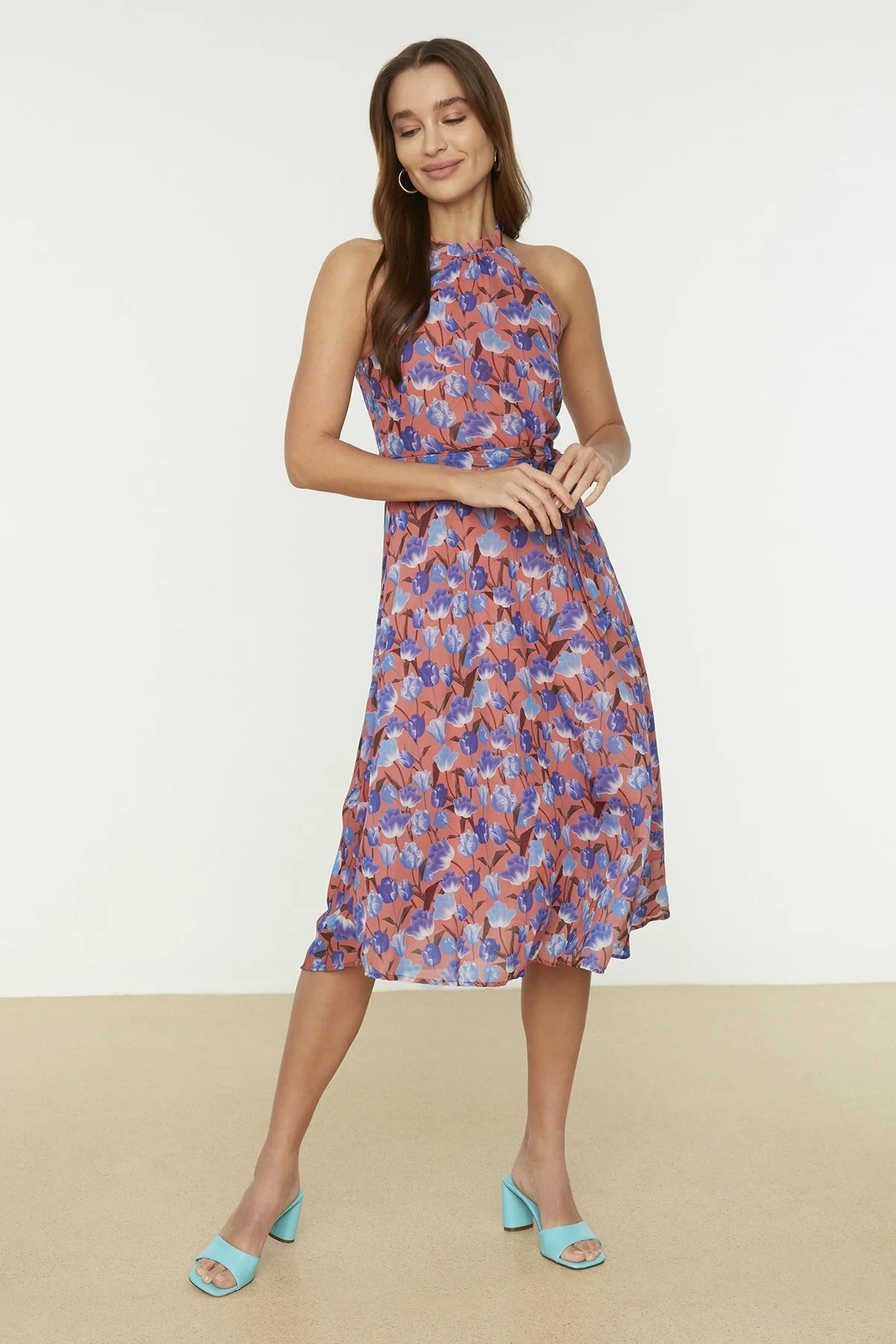 Trendyol Collection  Mehrfarbiges, ärmelloses, gewebtes Kleid in A-Linie mit Gürtel und Neckholder, Midi-Futter und Blumendruck TWOSS20EL2536
