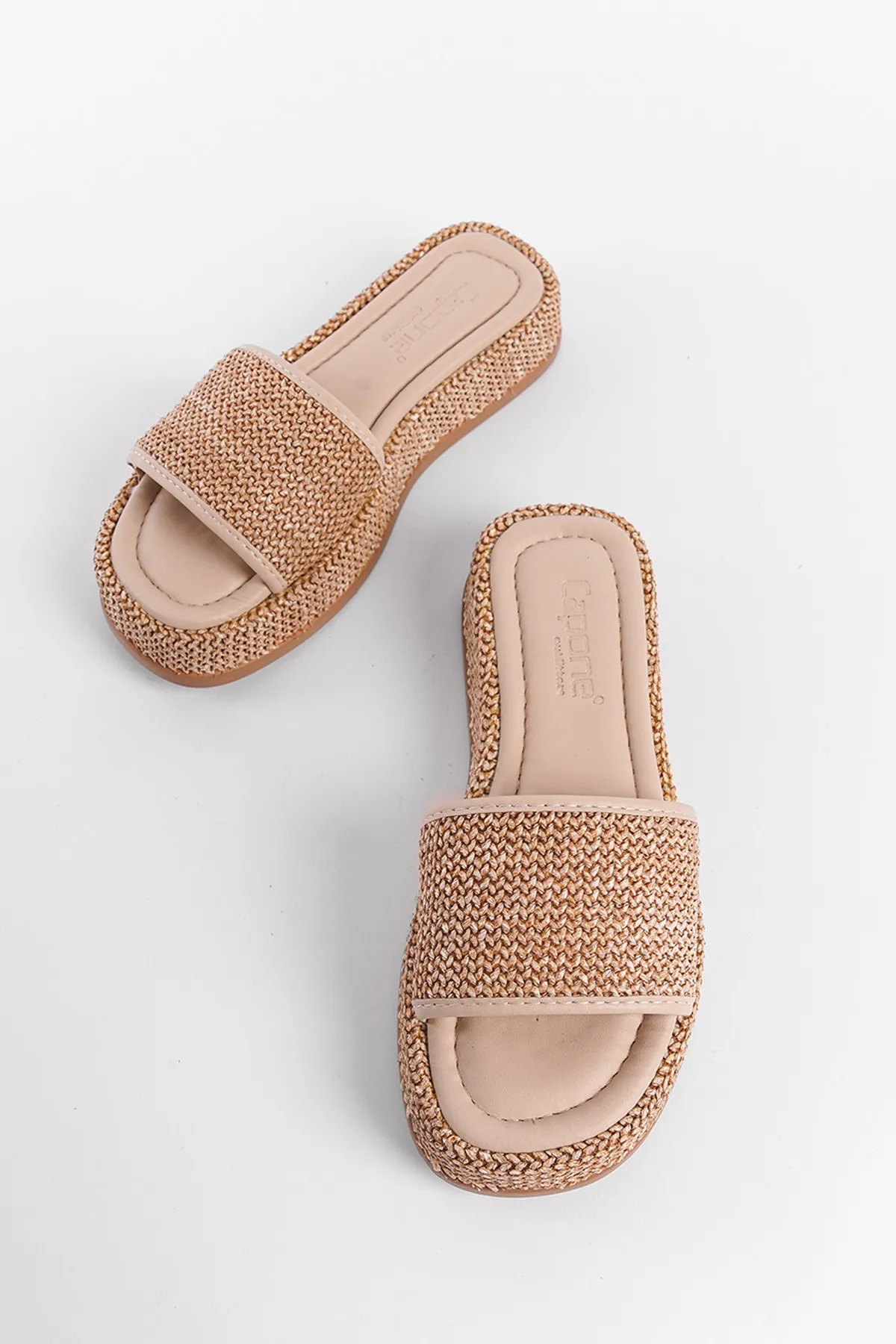 Capone Outfitters  Damen-Hausschuhe aus Stroh mit Keilabsatz und umwickeltem Stroh mit einem Riemen