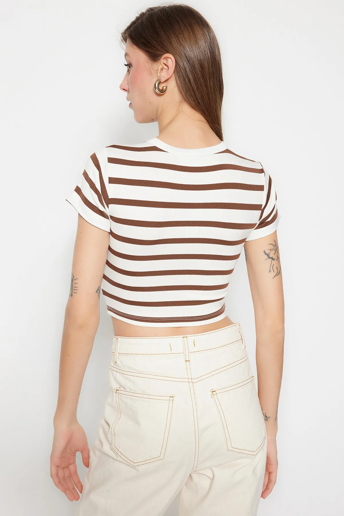 Trendyol Collection  Premium Ecru-Ecru Braun gestreifte 2er-Pack Viskose-Crop-Stretch-Strickbluse TWOSS23BZ00194