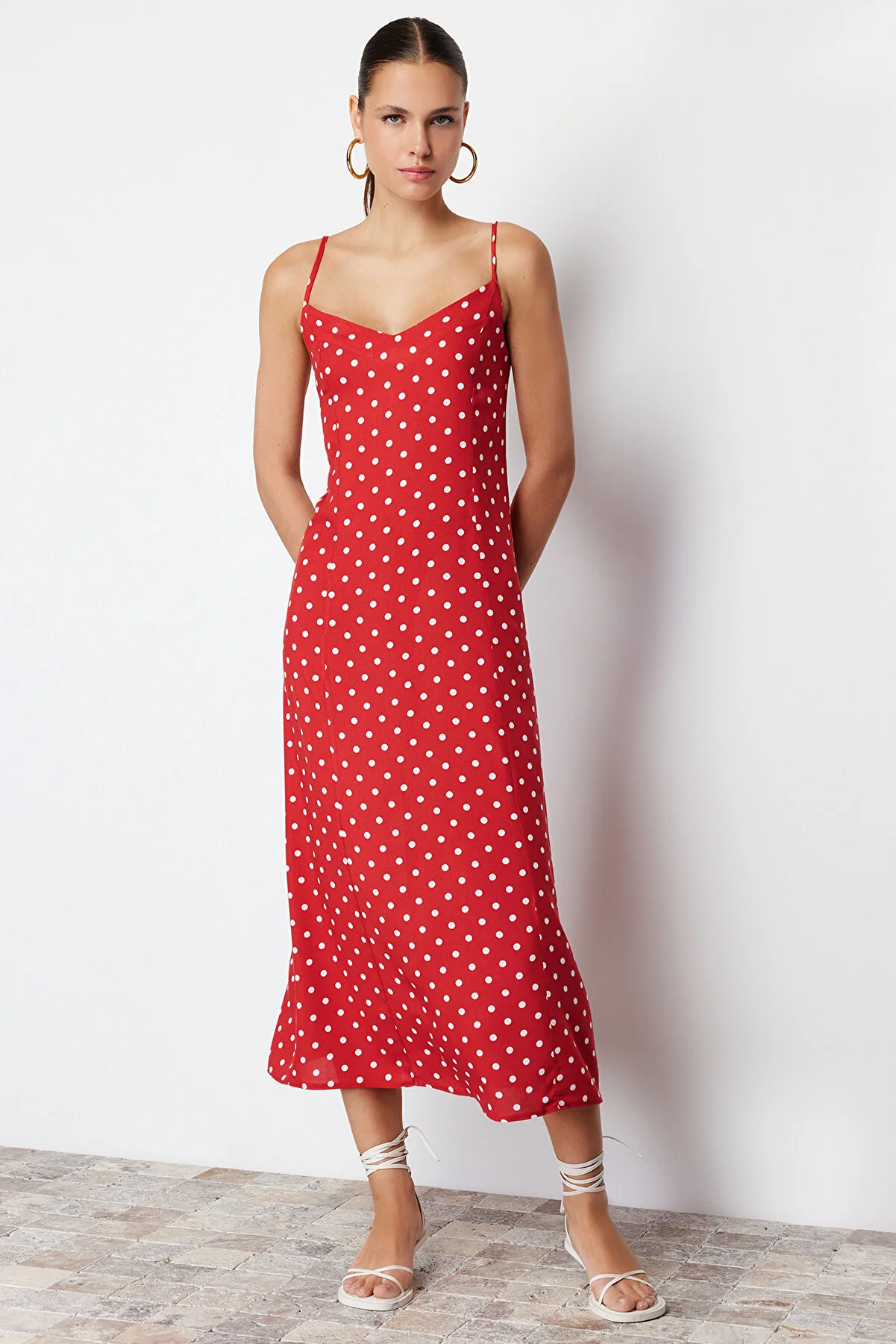 Trendyol Collection  Rotes Midi-Webkleid mit A-Ausschnitt und Bindedetail am Rücken TWOSS24EL00490