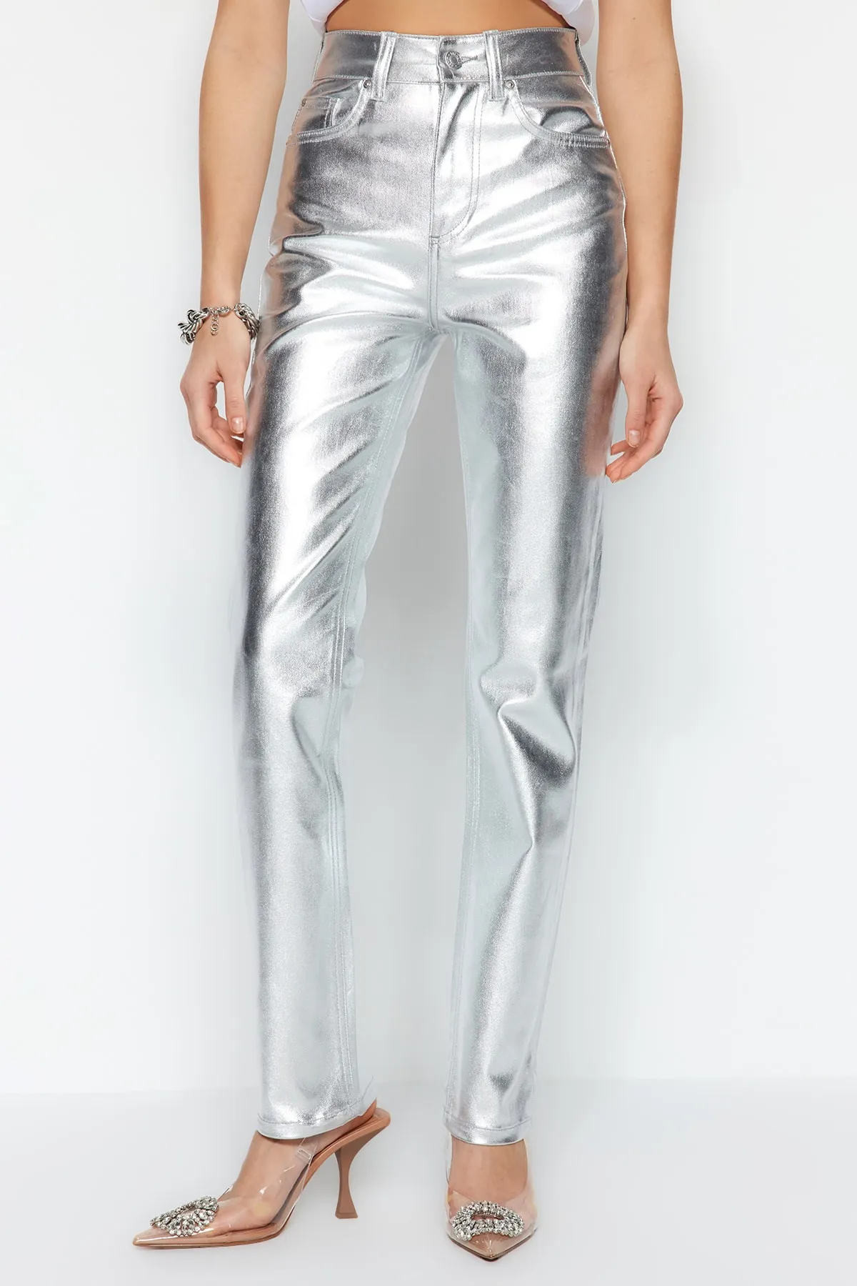 Trendyol Collection  Silberfarbene, glänzende, metallisch bedruckte Jeans mit hoher Taille und geradem Bein TWOSS23JE00243