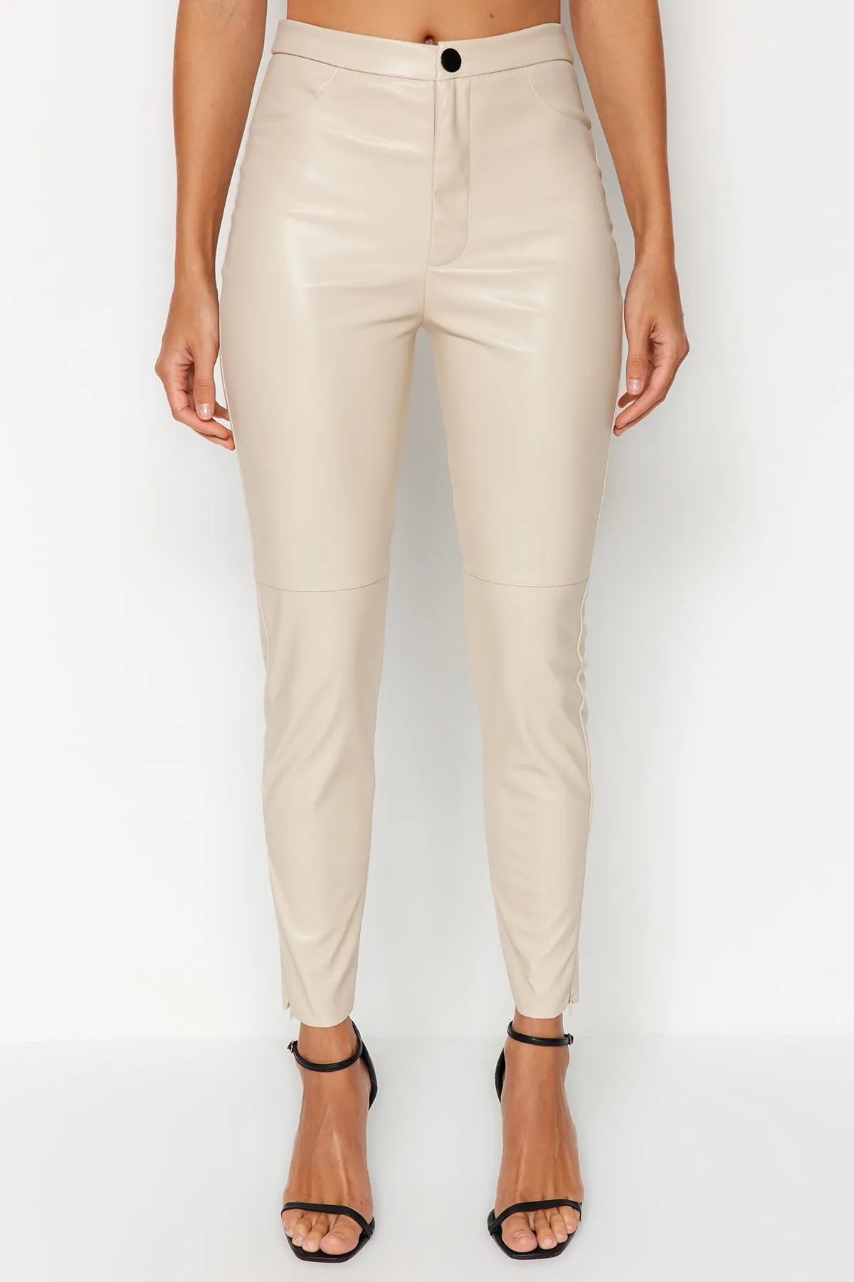 Trendyol Collection  Beigefarbene Slim-Fit-Strickhose aus Kunstleder mit hoher Taille TWOAW24PL00102