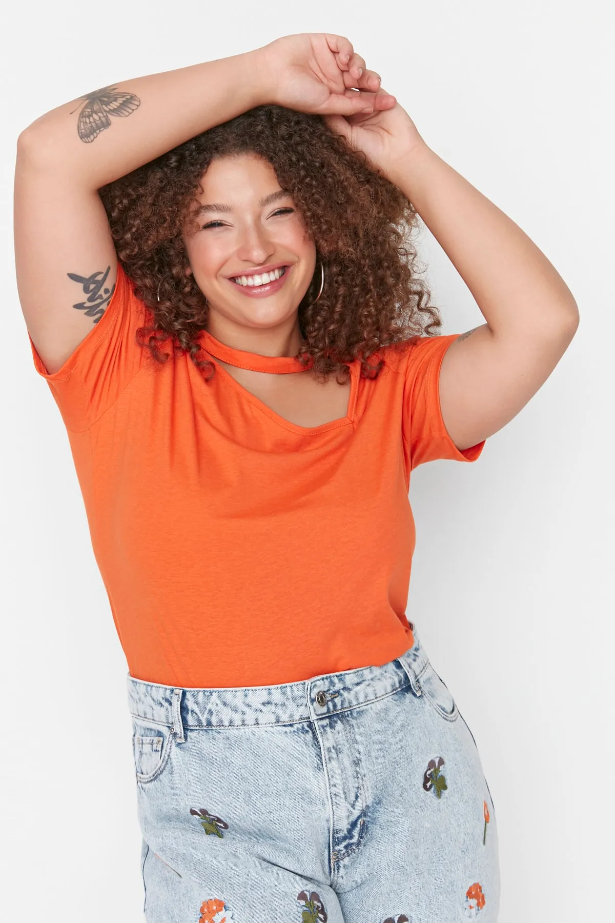Trendyol Curve  Gestricktes T-Shirt mit orangefarbenem Fenster/Cut-Out-Detail TBSSS22BF00001