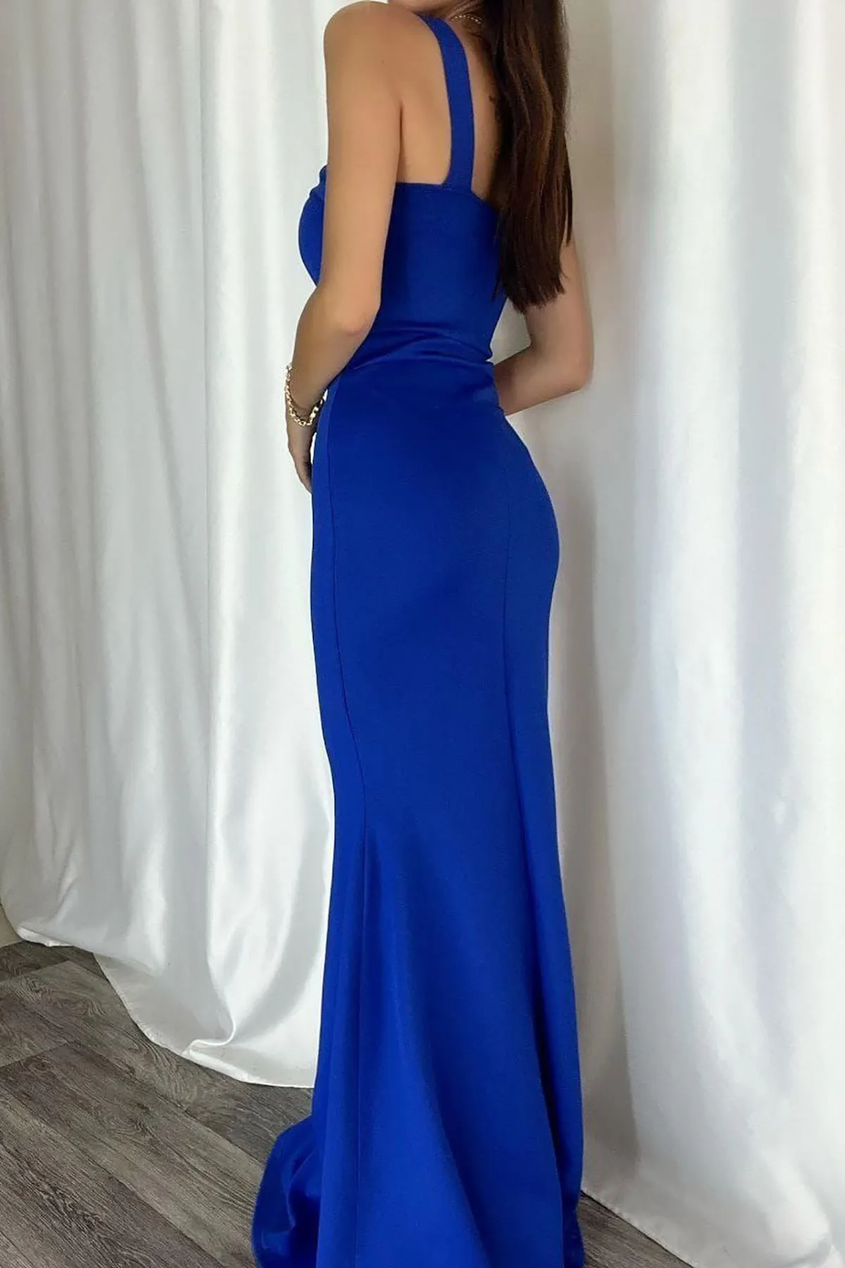 Deafox  Blaues Abendkleid aus Scuba-Stoff mit Kreuzkragen und Trägern