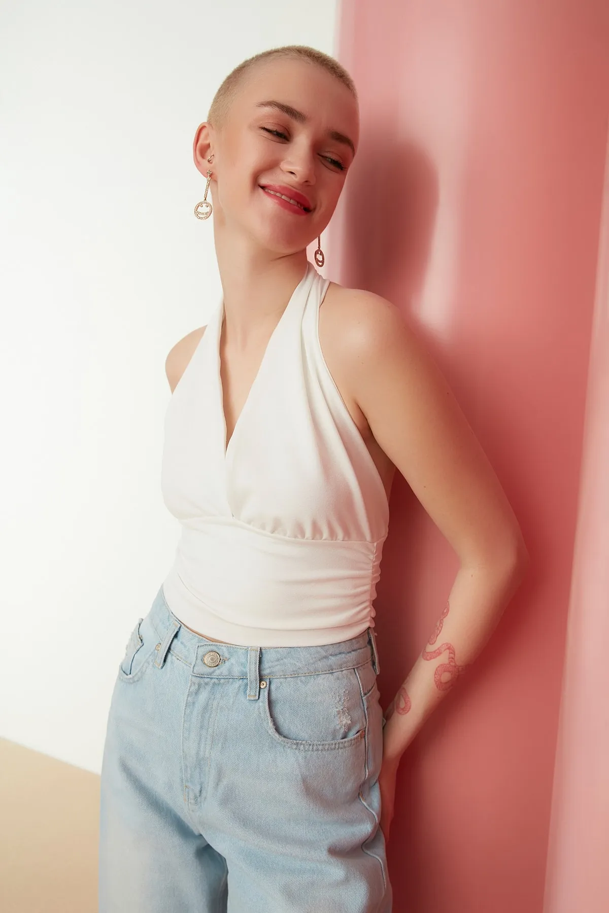 Trendyol Collection  Ecrufarbene, taillierte, kurz geschnittene Strickbluse mit Neckholder TWOSS22BZ0544