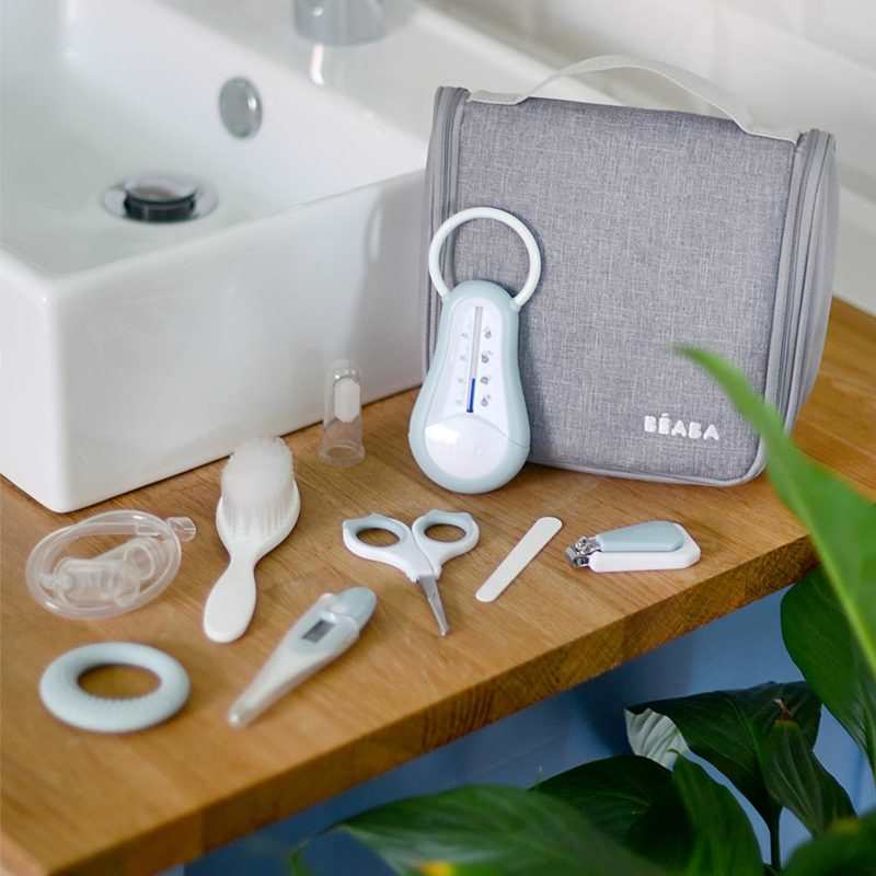 Trousse de toilette nomade 9 accessoires vert bleu Beaba