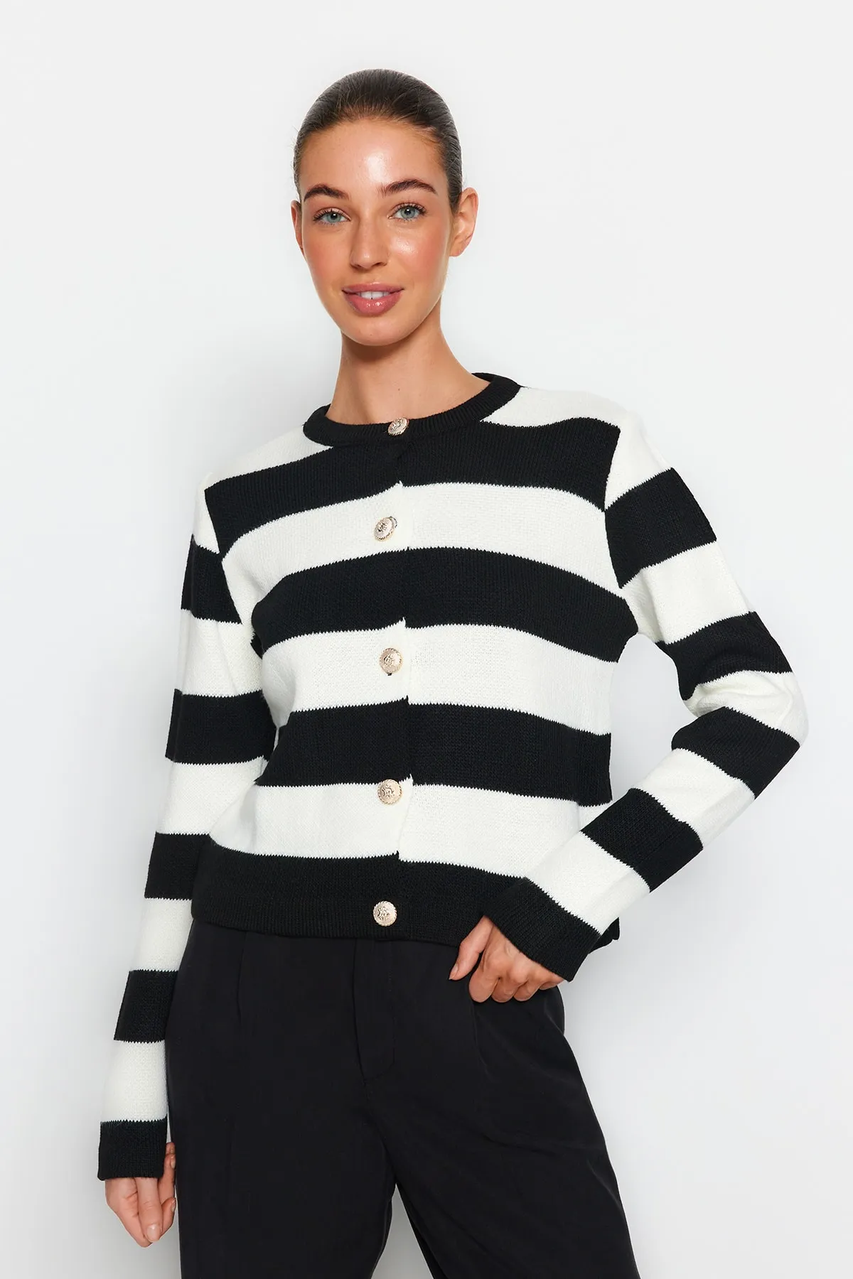 Trendyol Collection  Ecru gestreifter Basic-Strick-Cardigan TWOAW24HI00091