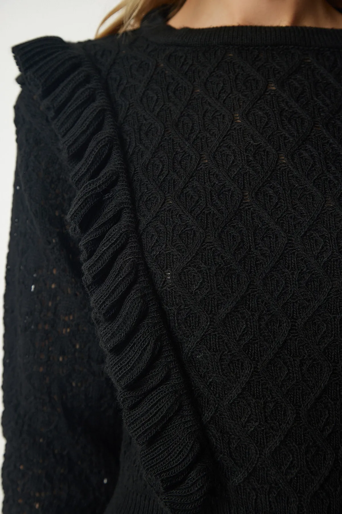 Happiness İstanbul  Schwarzer Damen-Strickpullover mit geschwungenem Rüschendetail YY00169