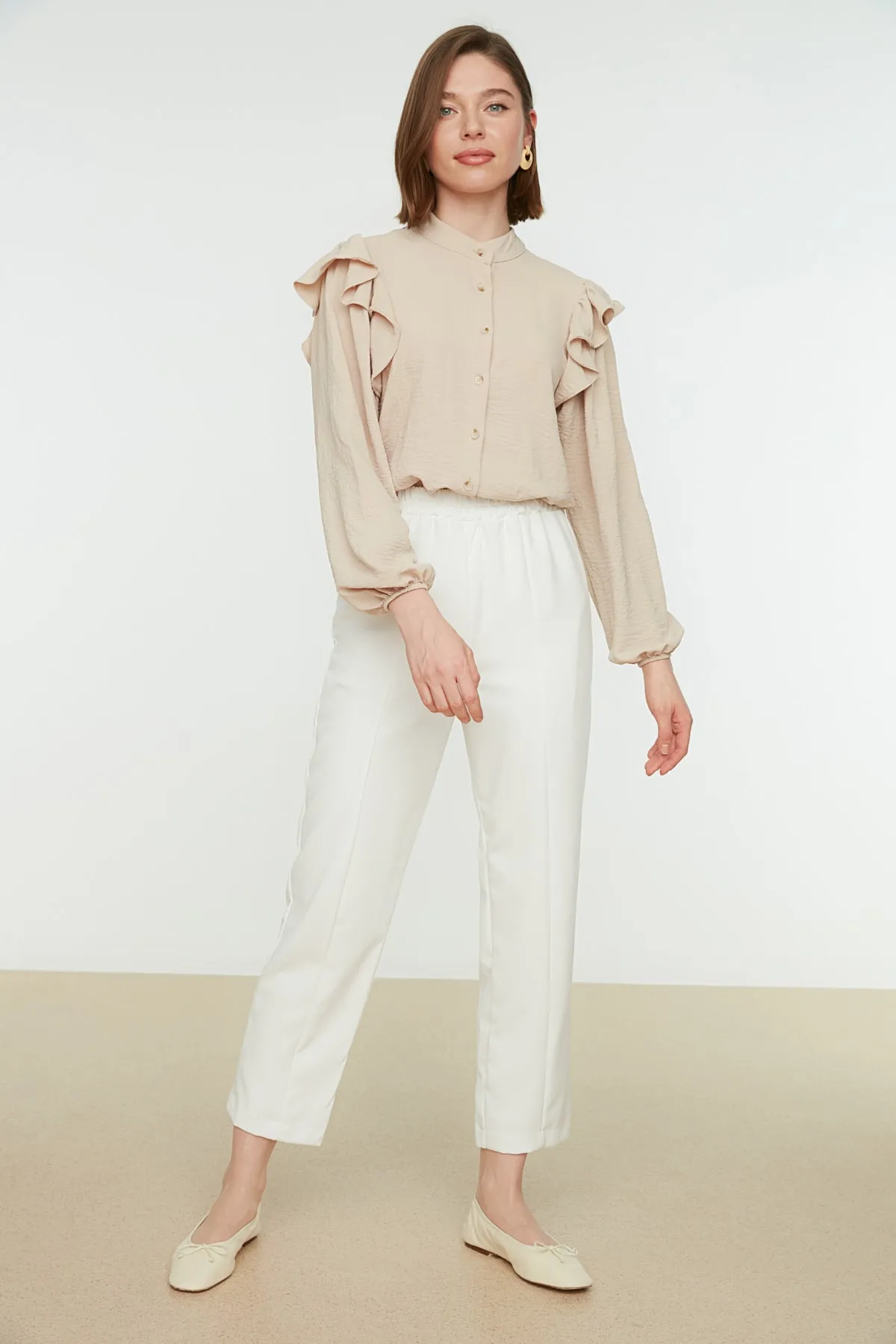 Trendyol Modest  Weiße gewebte Hose mit elastischem Bund und Rippendetails und geradem Schnitt TCTSS21PL0570