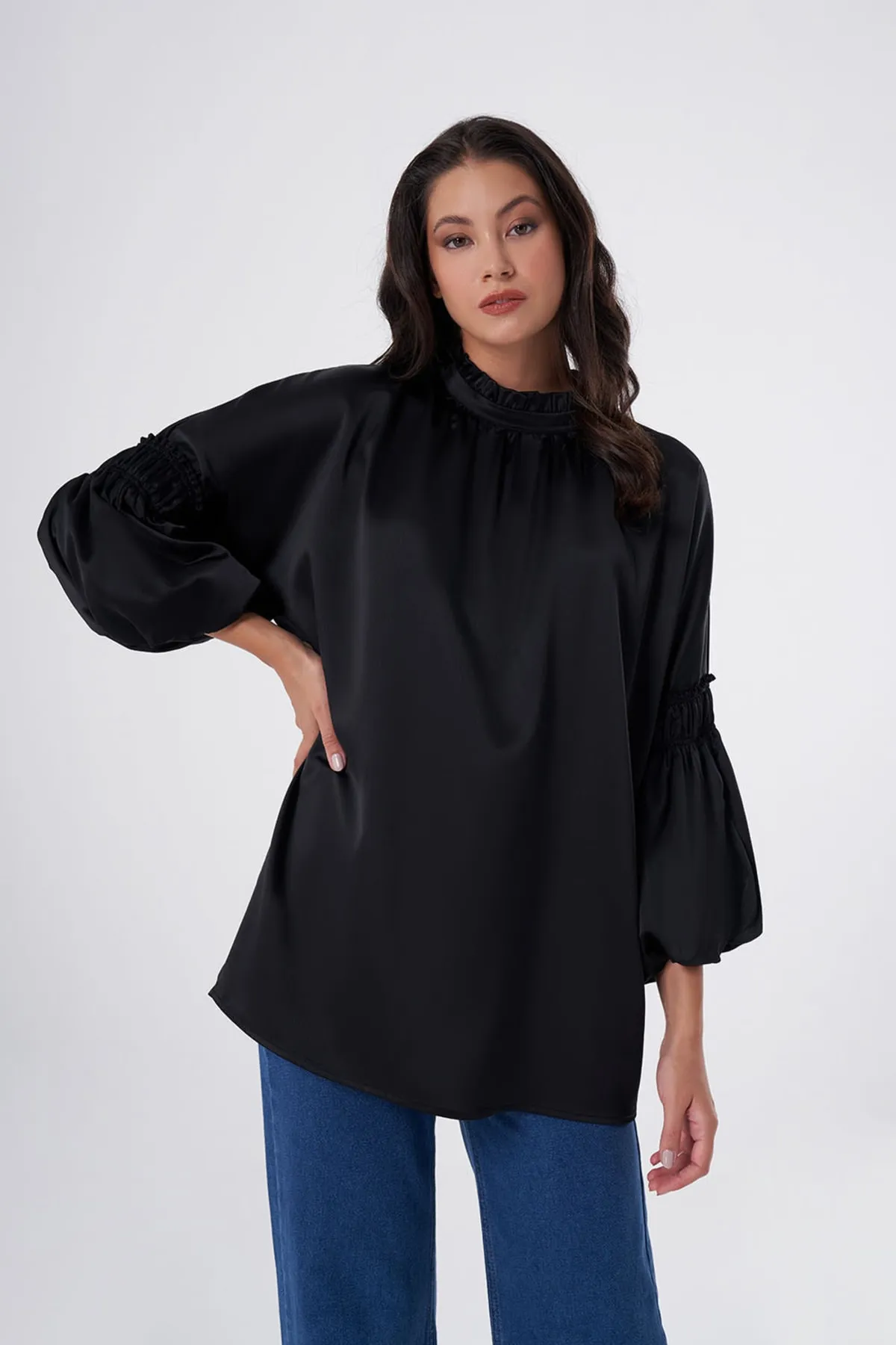 Mizalle  Signorita Tunika aus Satin in Schwarz