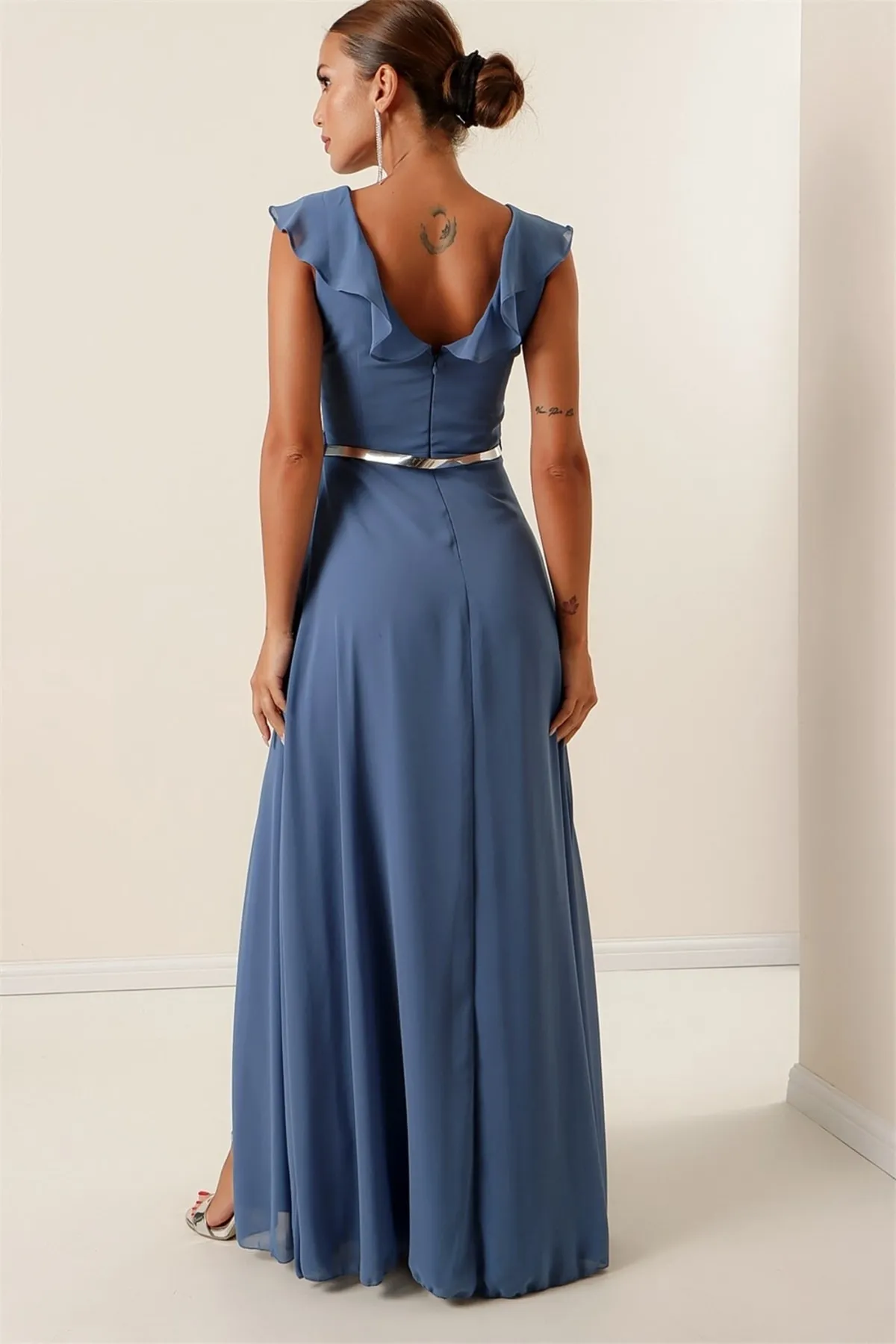 By Saygı  Langes Kleid aus Chiffon mit Volantkragen, Gürtel und Schlitz, große Größenauswahl, Indigo