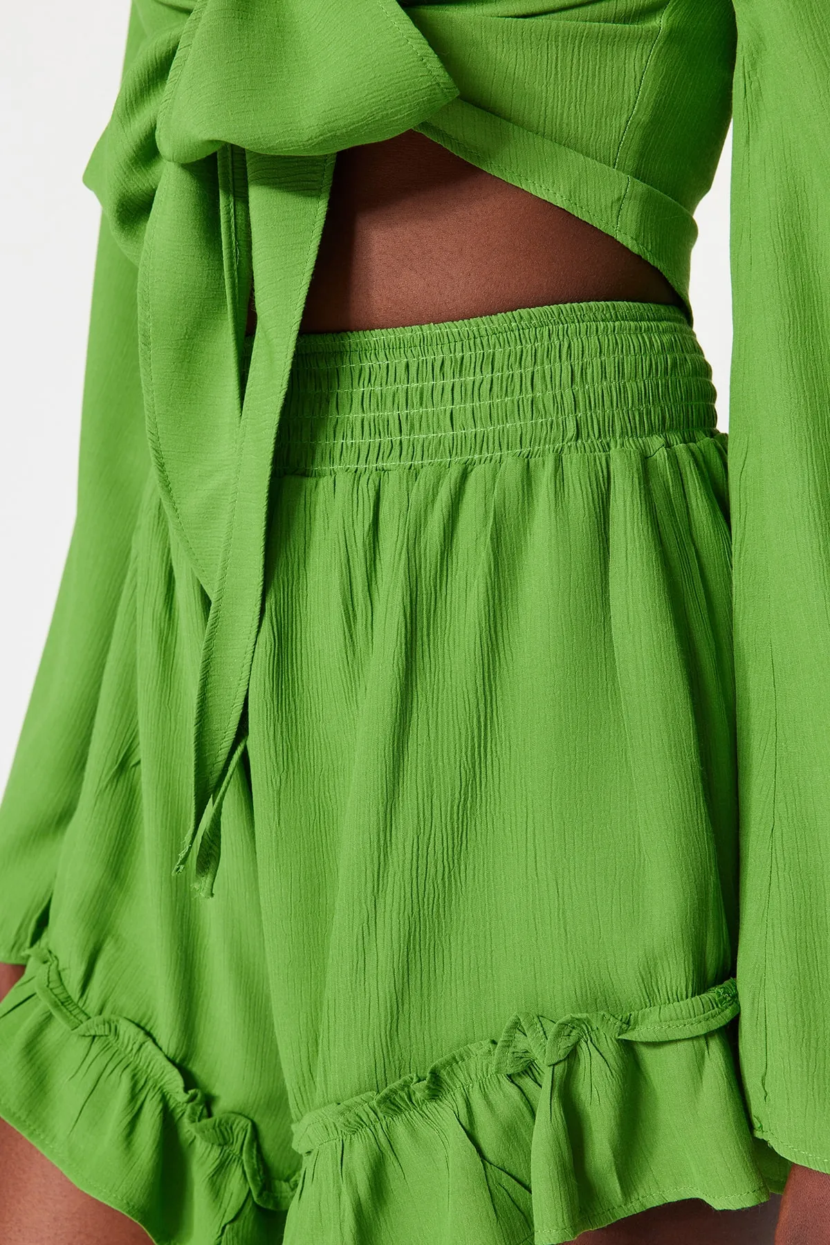 Trendyol Collection  Grünes gewebtes Set mit gebundener Bluse und Shorts TBESS23AU00027
