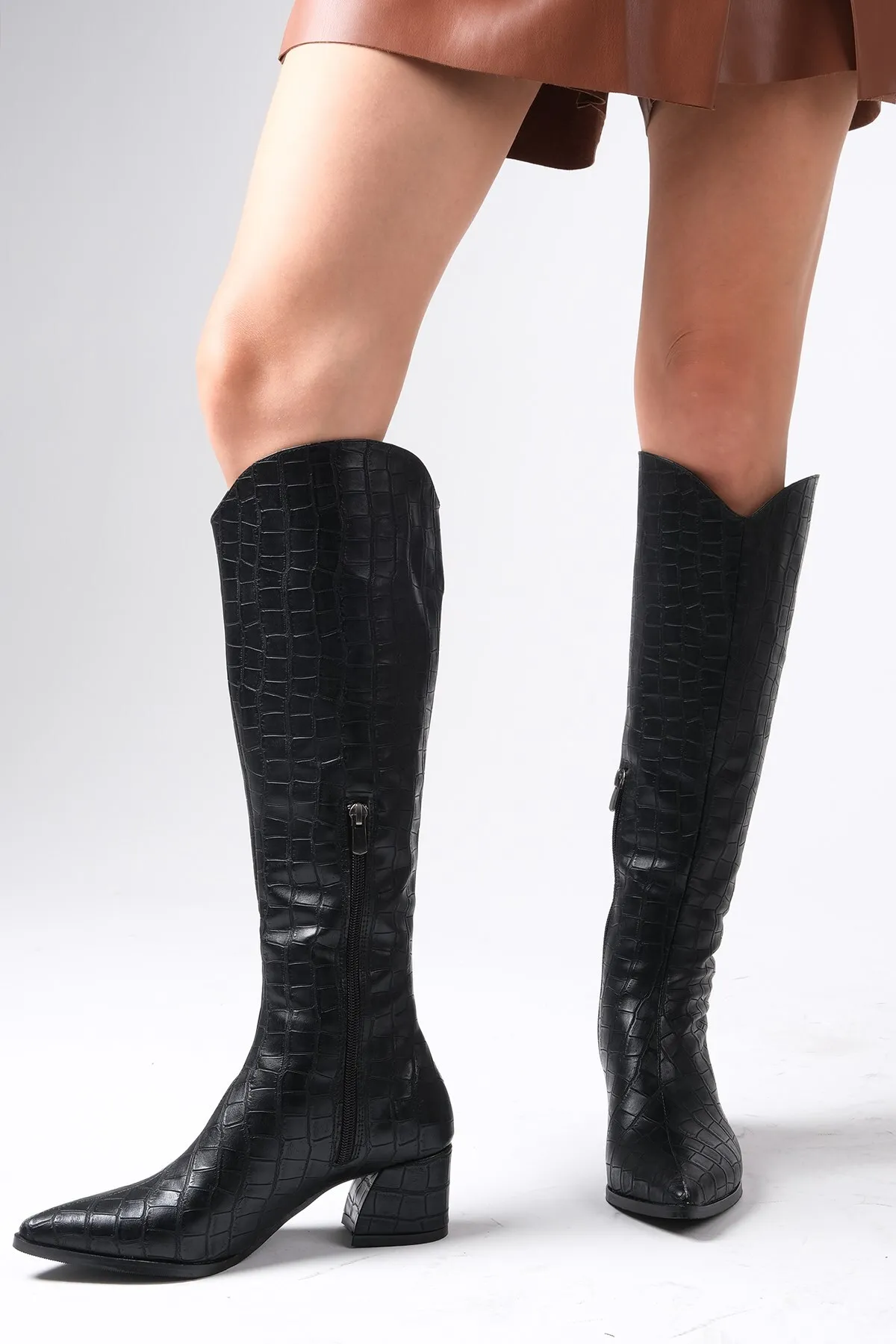 Mio Gusto  Siena High Heels für Damen in schwarzer Farbe mit Krokodilmuster, seitlichem halbem Reißverschluss und dünnem Fellfutter
